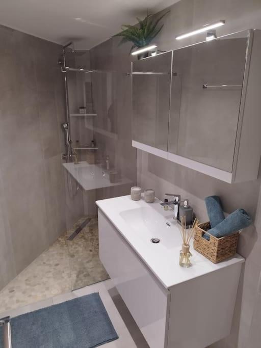 Floral Home 1 - Ground Floor Apt With Courtyard And Private Parking! Atina Dış mekan fotoğraf