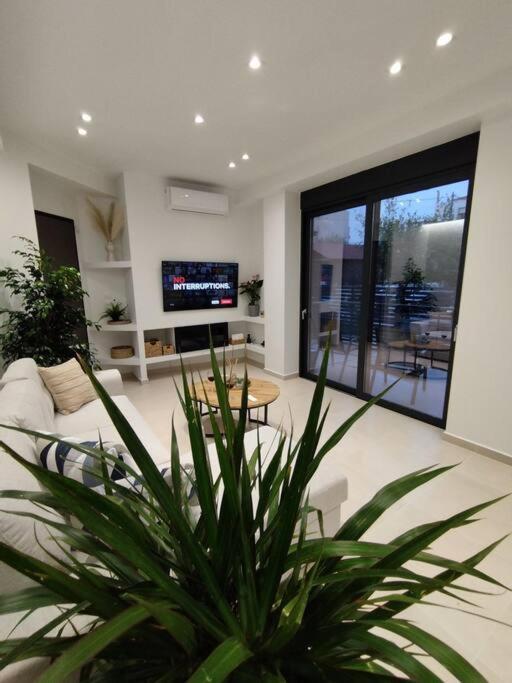 Floral Home 1 - Ground Floor Apt With Courtyard And Private Parking! Atina Dış mekan fotoğraf