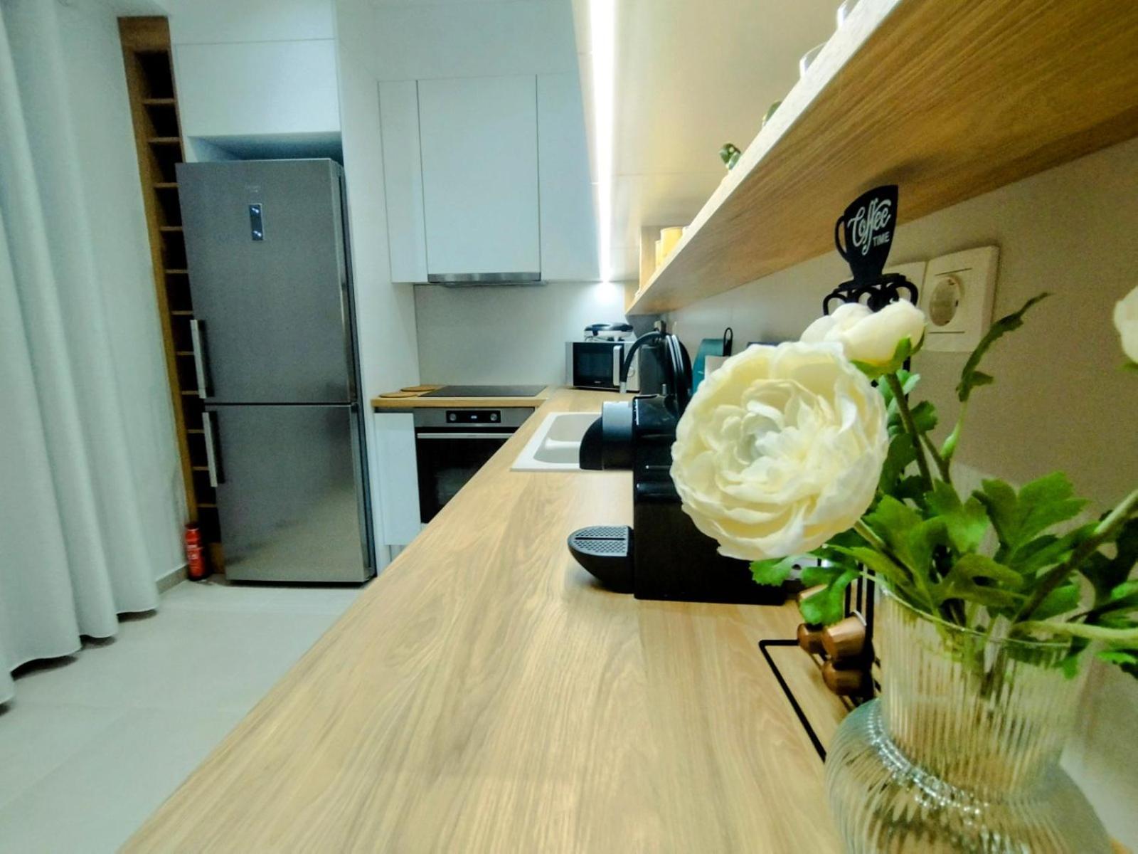 Floral Home 1 - Ground Floor Apt With Courtyard And Private Parking! Atina Dış mekan fotoğraf